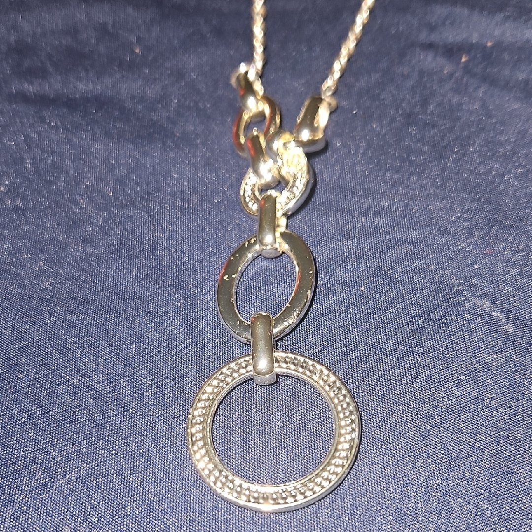Gloria Vanderbilt Silver Pendant Necklace With Interconnected Rings 10$